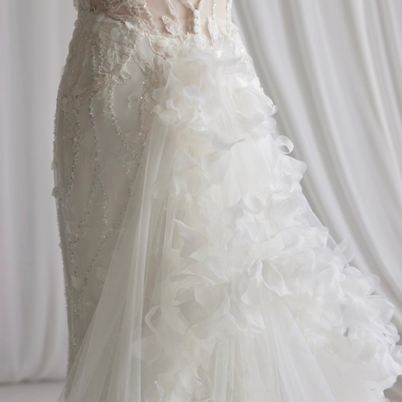 3D Floral Detachable Train - Picture 2 of 2